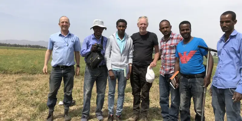 Ashenafi Ali A. (third from right) carrying out fieldwork in Libo Kemikem wereda, South Gondar, Ethiopia with colleagues from ISRIC, Ministry of Agriculture, and BENEFIT-REALISE soil surveyors in 2020